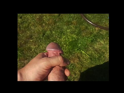 ❤️ Vruća zgodnica jebe svoju ružičastu macu i svršava špricom u ljetnom vrtu Analni porno na hr.dewporn.ru ❤