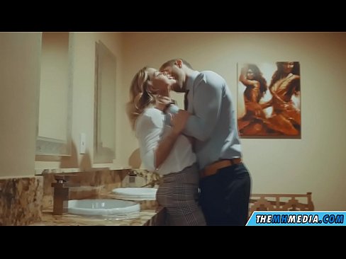 ❤️ Kad te prsata plavuša zavede u javnom zahodu Analni porno na hr.dewporn.ru ❤